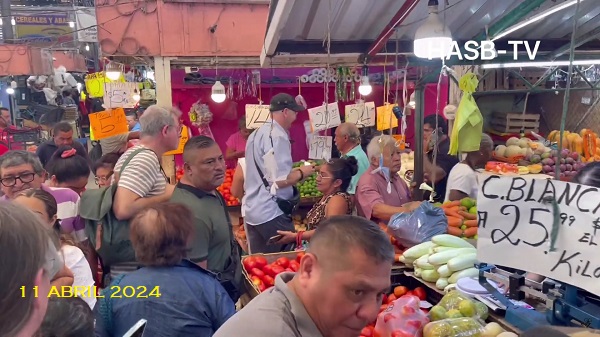 Extranjeros visitan el Mercado Municipal